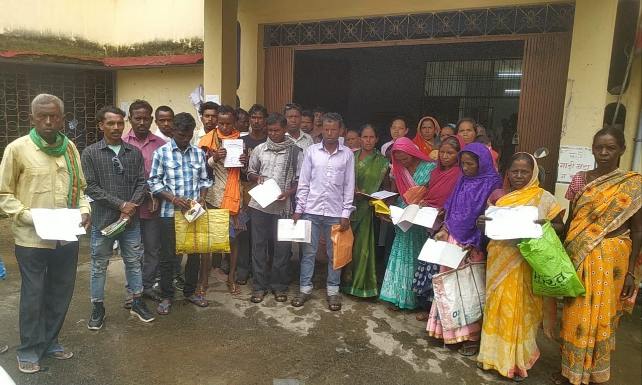 ग्रामीणों ने राशन डीलर पर लगाया अनियमितता का आरोप,  प्रखंड के बीडीओ सह प्रभारी एमओ ने की जांच