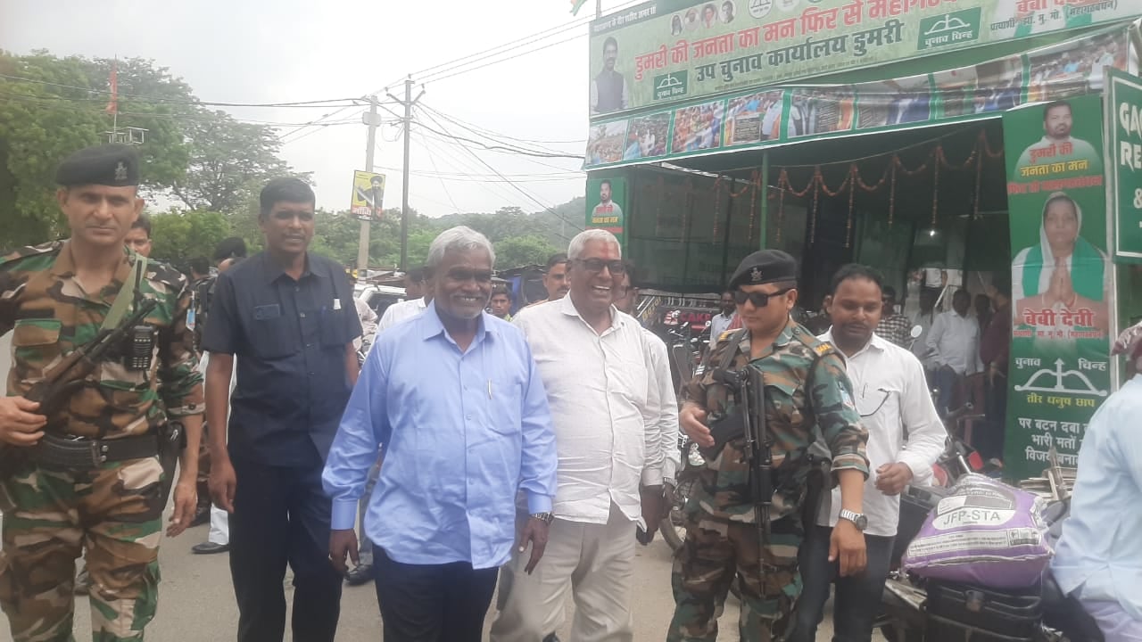 झारखंड के परिवहन मंत्री चंपई सोरेन पहुंचे डुमरी, बेबी देवी के पक्ष में मांगा वोट