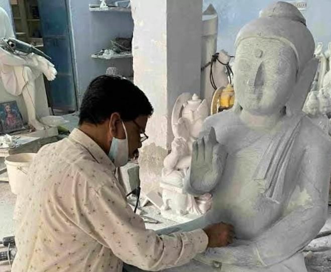 संगमरमर की पत्थरों पर मूर्तियों के साथ अपना भविष्य तराश रहे मूर्तिकार,जानें हेमंत सरकार कैसे कर रही है मदद