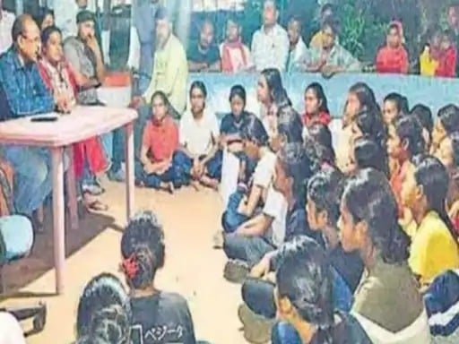 स्कूल ऑफ एक्सीलेंस के दावे के बीच कस्तूरबा विद्यालयों का हाल! आखिर क्यों देर रात सड़क पर निकल पड़ी छात्राएं