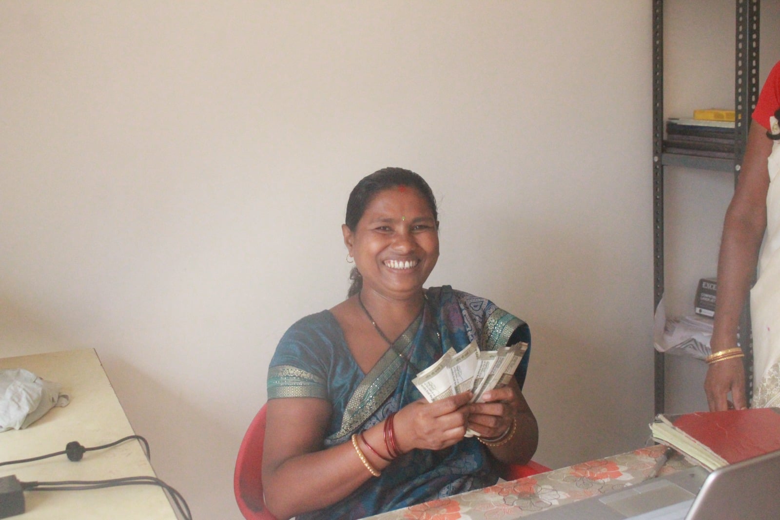 घर की दहलीज लांघ चिंतामणी बनी गई पूरे गांव की बैंक वाली दीदी, जानिए एक गृहणी महिला के सफलता की कहानी