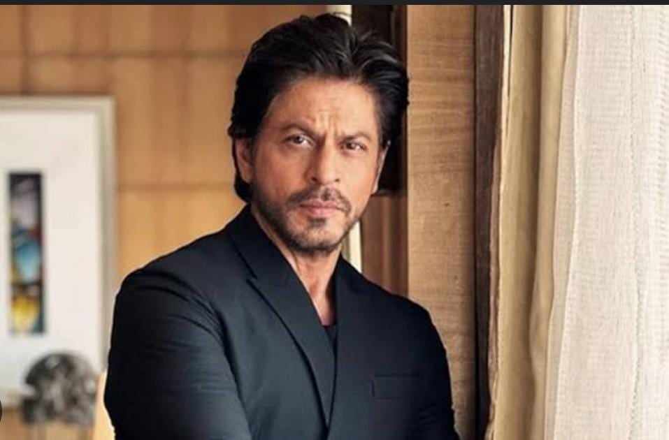 बॉलीवुड के बादशाह शाहरुख के घर के बाहर फैंस नहीं बल्कि प्रदर्शनकारियों की जुटी भीड़, जानें किस चीज का हुआ विरोध