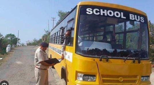 सड़क पर सरपट दौड़ रही है नामी स्कूल की अनफिट बसे, हाल ही में चलती बस से गिर गया था पांचवी का छात्र