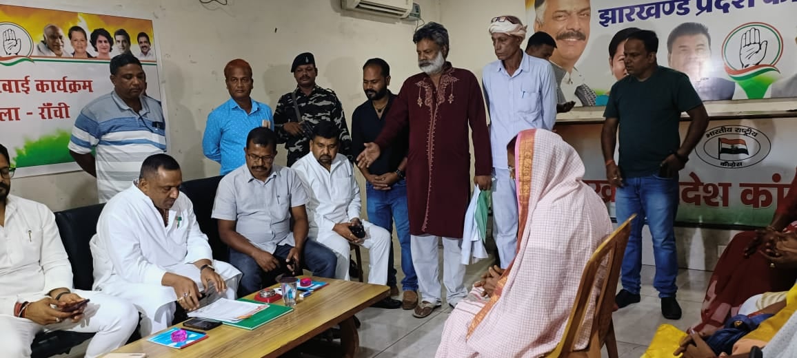 कांग्रेस प्रदेश कार्यालय में मंत्री बन्ना गुप्ता ने की जनसुनवाई, जानें क्या फरियाद लेकर पहुंचे किन्नर समाज