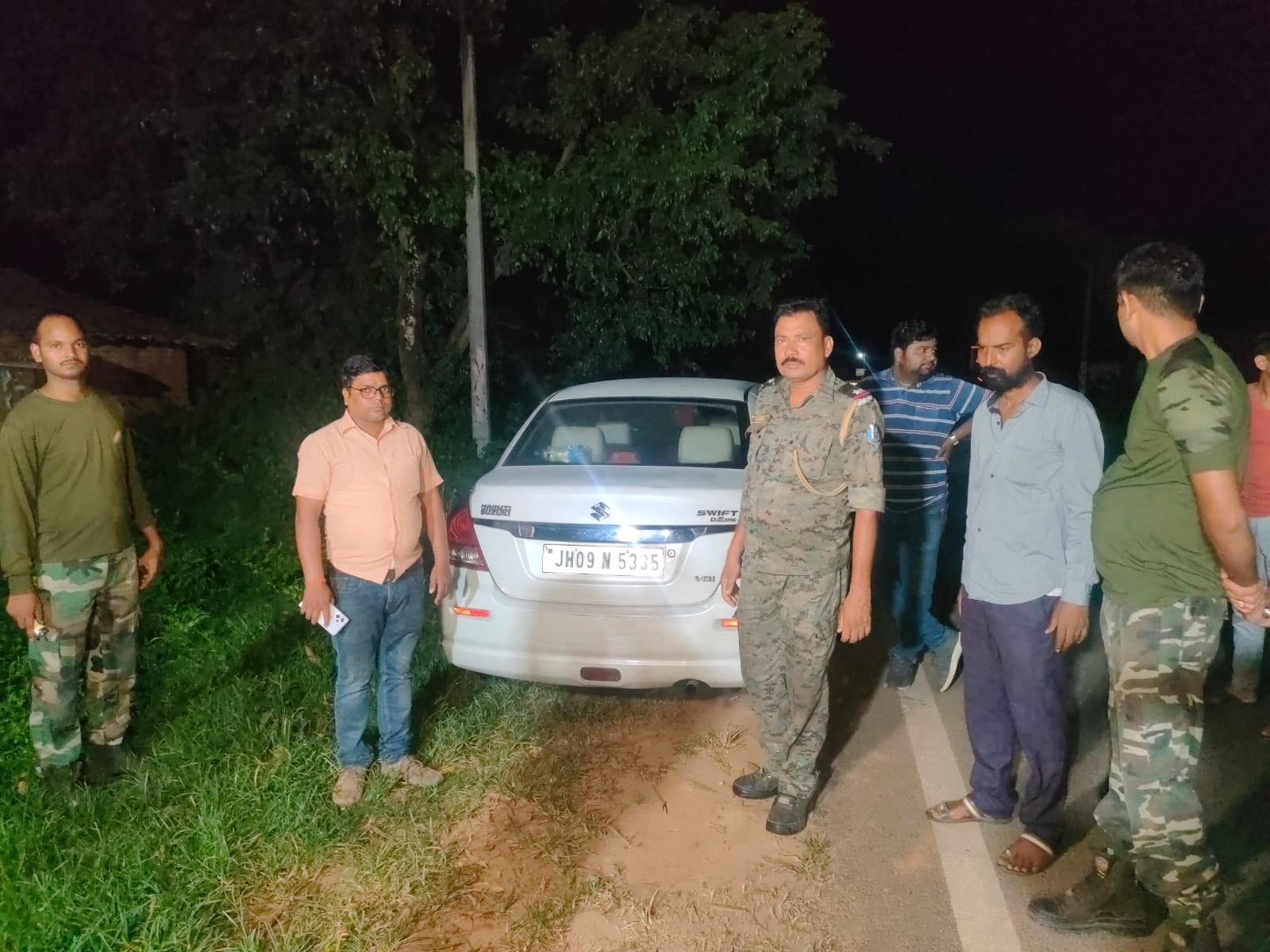 डुमरी उपचुनाव को लेकर प्रशासन अलर्ट, जानें फ्लाइंग स्क्वाड टीम ने किसकी कार से बरामद किये दो लाख नगद