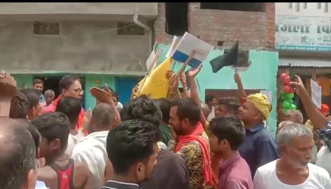 जनता के गुस्से के शिकार हुए बीजेपी सांसद संजय जायसवाल, जानें क्यों बीच सड़क घेरकर लोगों ने लगाई नेताजी की क्लास