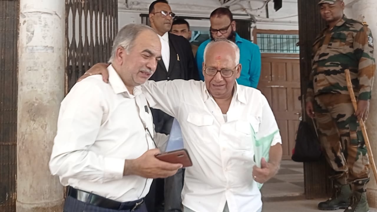 भैसों का चारा खाने के बाद अब बुजुर्गों की नींद उड़ाता चारा घोटला, लाठी थाम आरोपी पहुंच रहे हैं कोर्ट