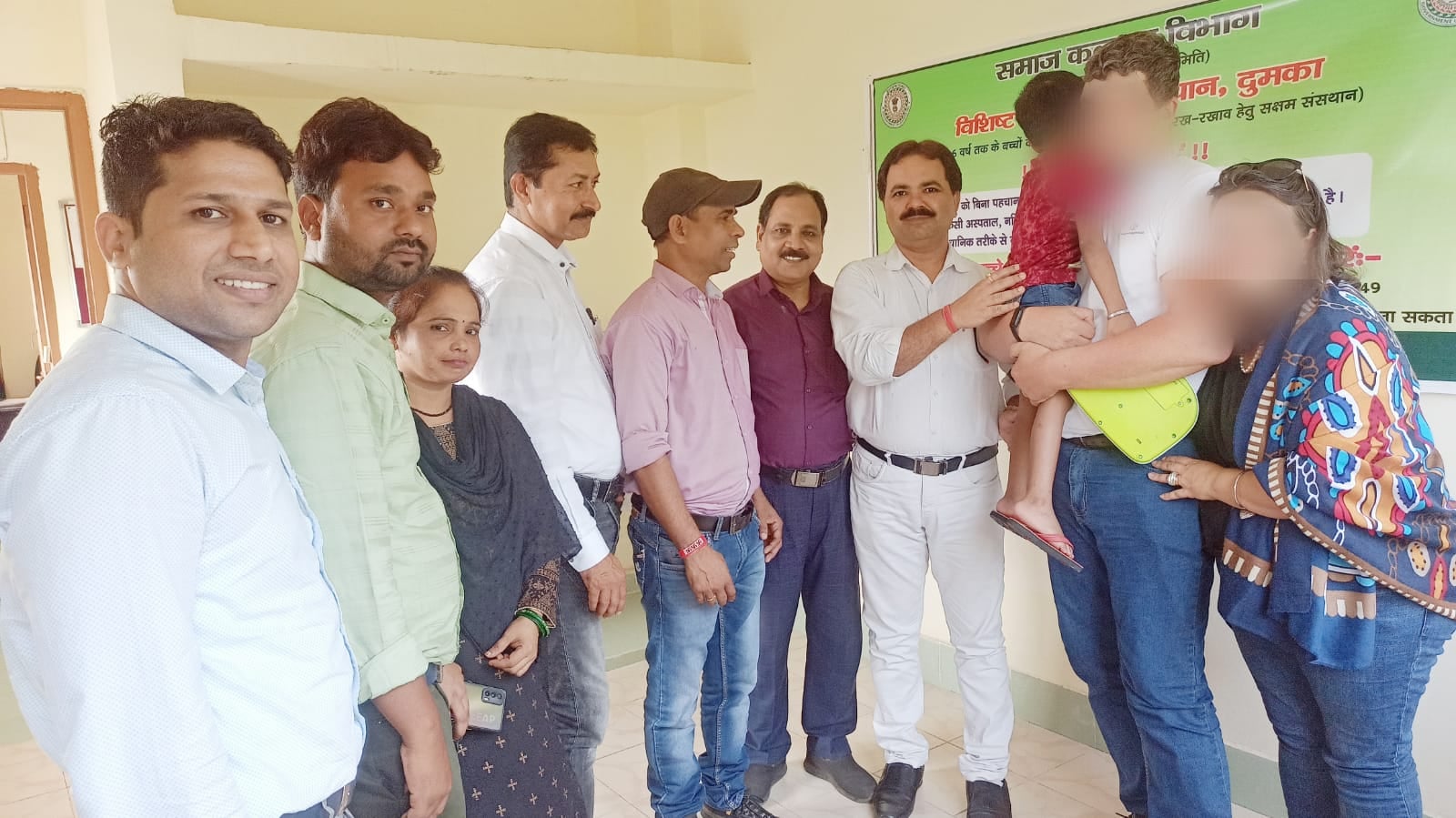 जिस बच्चे को मां ने ठुकराया, उसकी जागी किस्मत, इटली के दंपत्ति ने लिया गोद