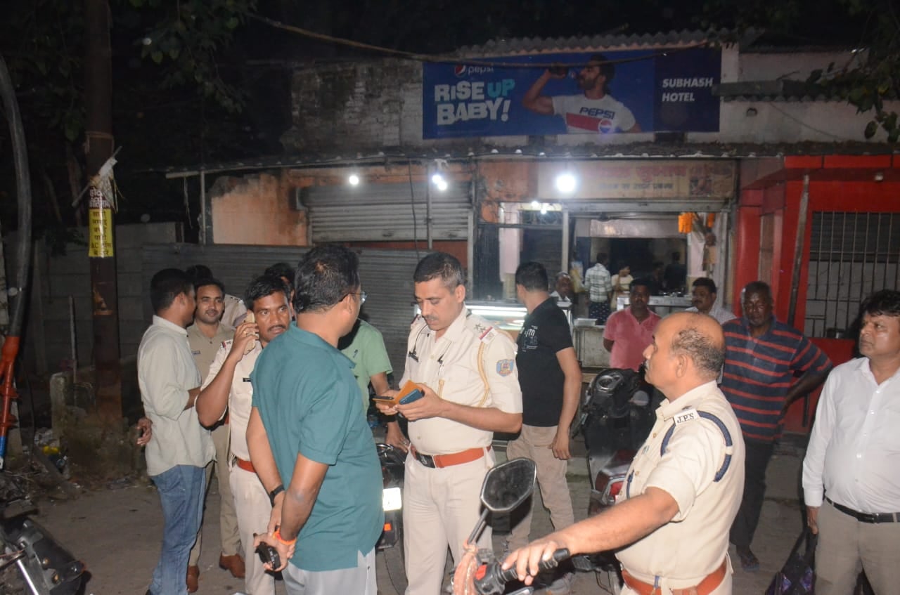 धनबाद के बैंकमोड में रात नौ बजे फिर सोना चांदी की दुकान पर हो गई फायरिंग,तरीका वही पुराना,अपराधी आए और फायरिंग कर चलते बने