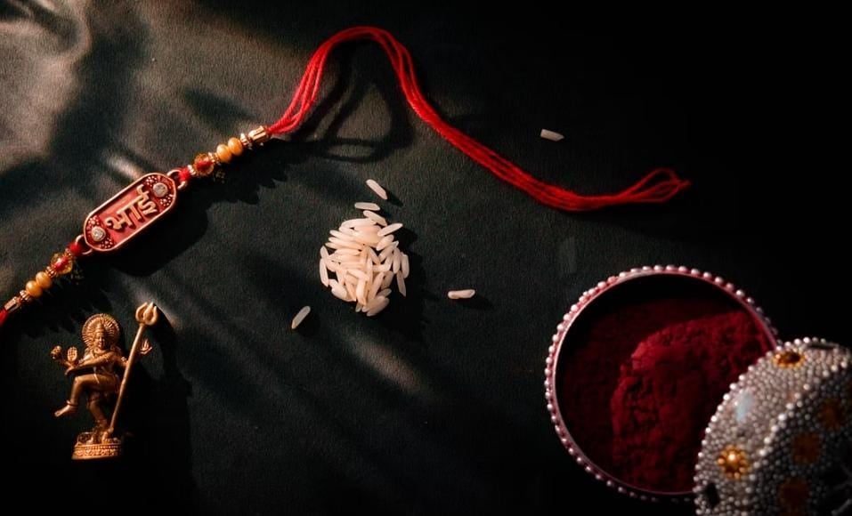 पुच्छ काल की वजह से कुछ देर के लिए कमजोर पड़ेगी भद्रा, इस मूहर्त में भाई को बांधे राखी, जानें पुच्छ काल का महत्व