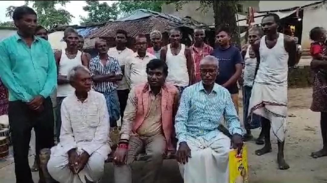 जमशेदपुर: शिल्पकारों का उत्साह बढ़ाने अंधारझोर गांव पहुंचे डीसी मंजूनाथ भजंत्री, जानें ग्रामीणों से क्या किया वादा