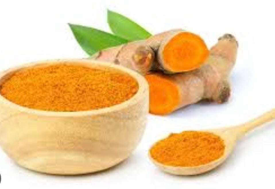 स्वाद के साथ चेहरे का भी ग्लो बढ़ाता है हल्दी, जानें कोलेस्ट्रॉल घटाने में कैसे करता है मदद