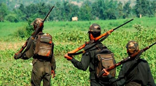 सिकुड़ते साम्राज्य से बौखलाए नक्सली, पुलिस मुखबिरी के शक में ग्रामीणों को बना रहें निशाना. पिछले दस दिन में पांच को मारा