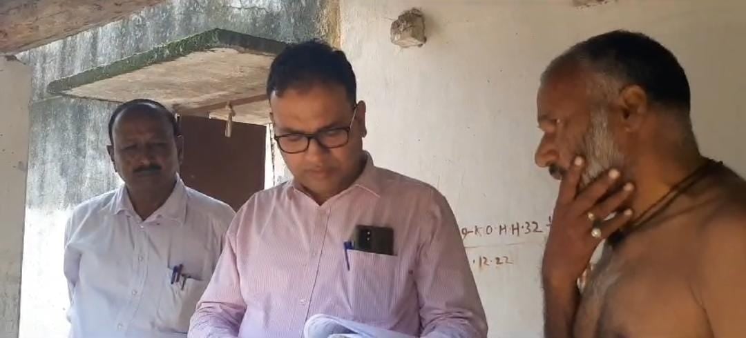 पशु शेड की स्वीकृति के लिए सहायक अभियंता पर रिश्वत लेने का आरोप, जानें डीआरडीए डायरेक्टर ने क्या लिया एक्शन