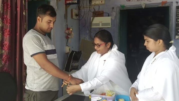 ब्रह्म कुमारी दीदियों ने पुलिसकर्मियों को राखी बाँध मनाया रक्षाबंधन, परम्परा अनुसार बहनों को दिया नेक