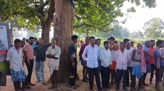 बोकारो में युवक ने पेड़ पर फंदे से झूलकर दे दी जान, इलाके में सनसनी
