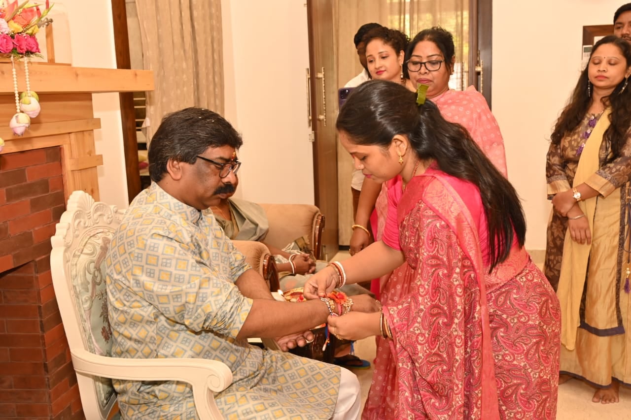 सीएम हेमंत सोरेन ने बहनों से बंधवाई राखी, तस्वीर साझा कर राज्यवासियों को दी बधाई