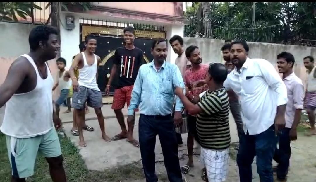 भागलपुर: वुडको के इंजीनियर पर आक्रोशित ग्रामीणों ने फेंका गंदा पानी, जानें क्यों फूटा लोगों का गुस्सा