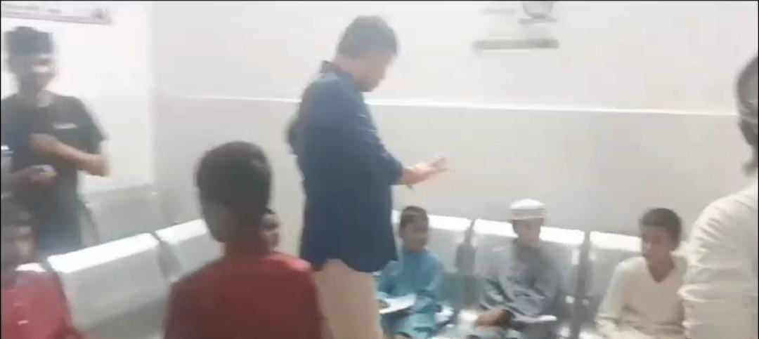 झारखंड के इस जिले में फूड प्वाइजनिंग से मदरसा के 19 बच्चे पड़े बीमार, जानें कौन कर रहा है बच्चों की जिंदगी से खिलवाड़