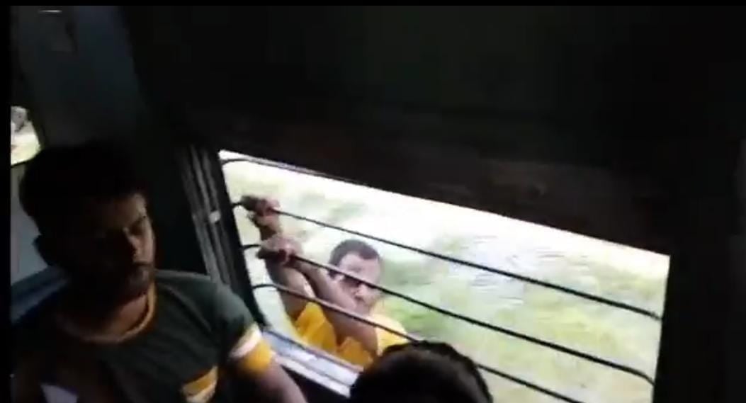 पकड़ाने के डर से चलती ट्रेन की खिड़की से लटका चोर, बेगूसराय स्टेशन पर लोगों ने पकड़ा, जानें फिर क्या हुआ
