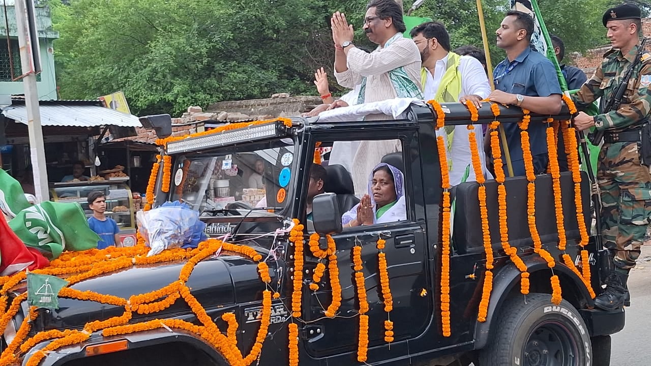 Dumri by-election-प्रचार का अंतिम दिन सीएम हेमंत ने झोंकी ताकत, 26 किलोमीटर के रोड शो में दौड़ते नजर आये लोग