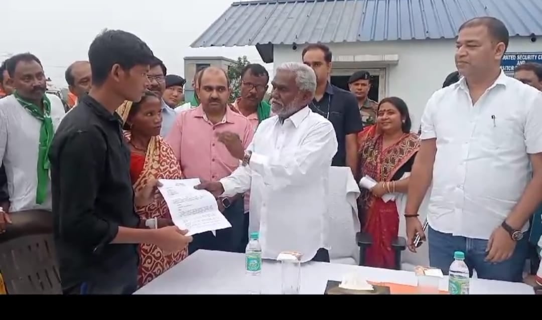 मंत्री चंपई सोरेन के हस्तक्षेप से झुका MPL मैनेजमेंट, मृतक विजय किस्कू के परिवार को नौकरी के साथ मिला 15 लाख मुआवजा