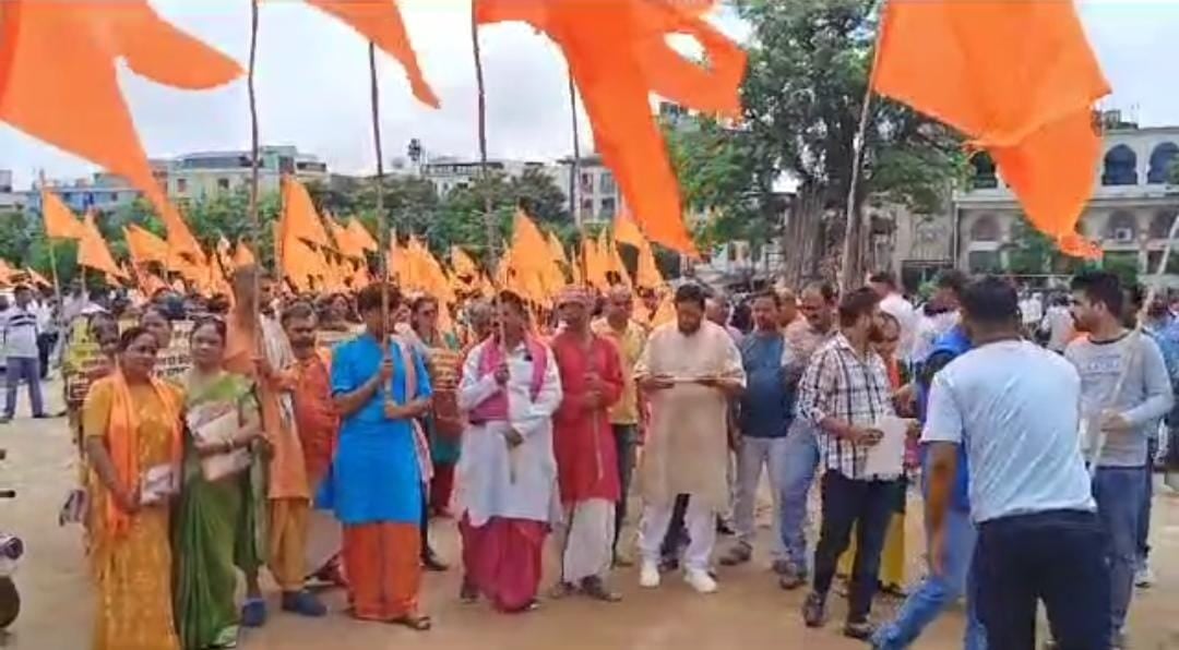 जमशेदपुर:नहीं थम रहा सरयू राय और सूर्य धाम कमेटी का विवाद, जानें क्यों रघुवर दास के समर्थकों ने डीसी को सौंपा ज्ञापन