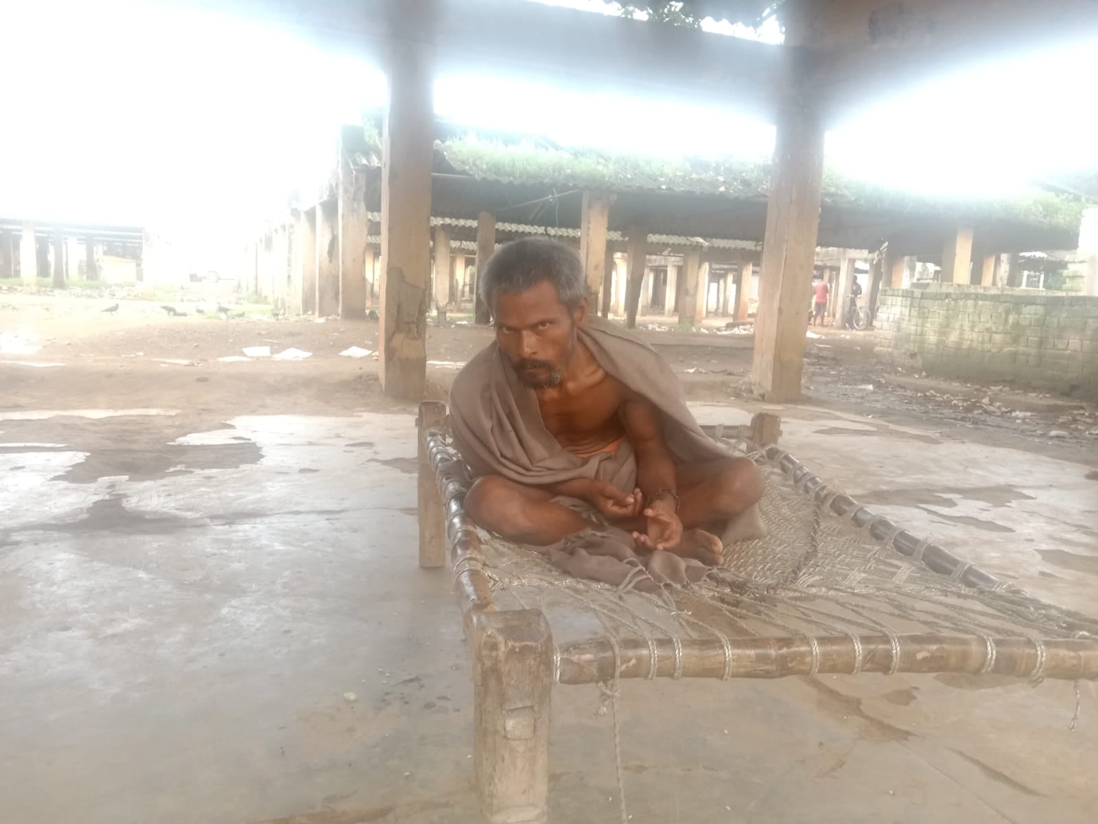 जंजीरों में कैद जिंदगी! आखिर क्यों एक मां ने अपने ही बेटे को 6 साल से रखा है घर में बंद, पढ़ें विस्तार से