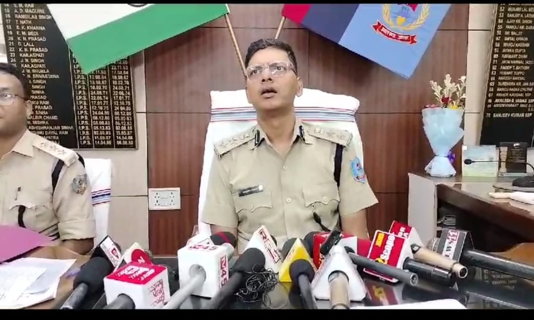 कुख्यात प्रिंस खान गैंग पर पुलिस का एक और हथौड़ा, हथियार के साथ पांच चढ़े पिस के हत्थे