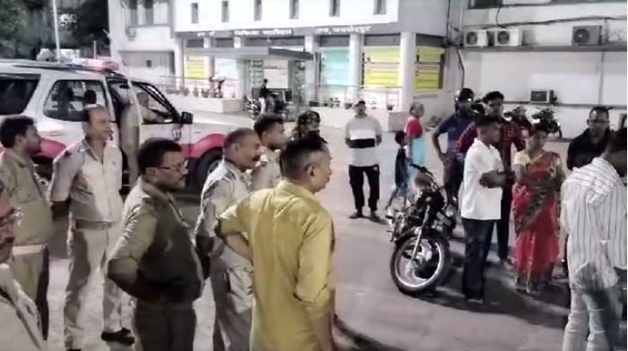 घर के बाहर खड़े व्यक्ति को अपराधियों ने मारी गोली, एमजीएम में चल रहा इलाज