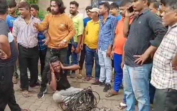 चोरों से निपटने के लिए खुद कानून को हाथ में ले रहे लोग, पकड़े जाने पर जमकर की धुनाई