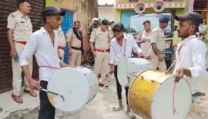 अपराधियों पर नकेल कसने के लिए पुलिस ने अपनाया नया तरीका, ढोल नगाड़े के साथ चिपकाया  इश्तिहार