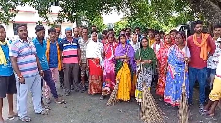 महिला सफाई कर्मी से टोटो चालक ने की छेड़खानी व मारपीट, आक्रोशित सफाई कर्मियों ने किया मुख्य सड़क जाम