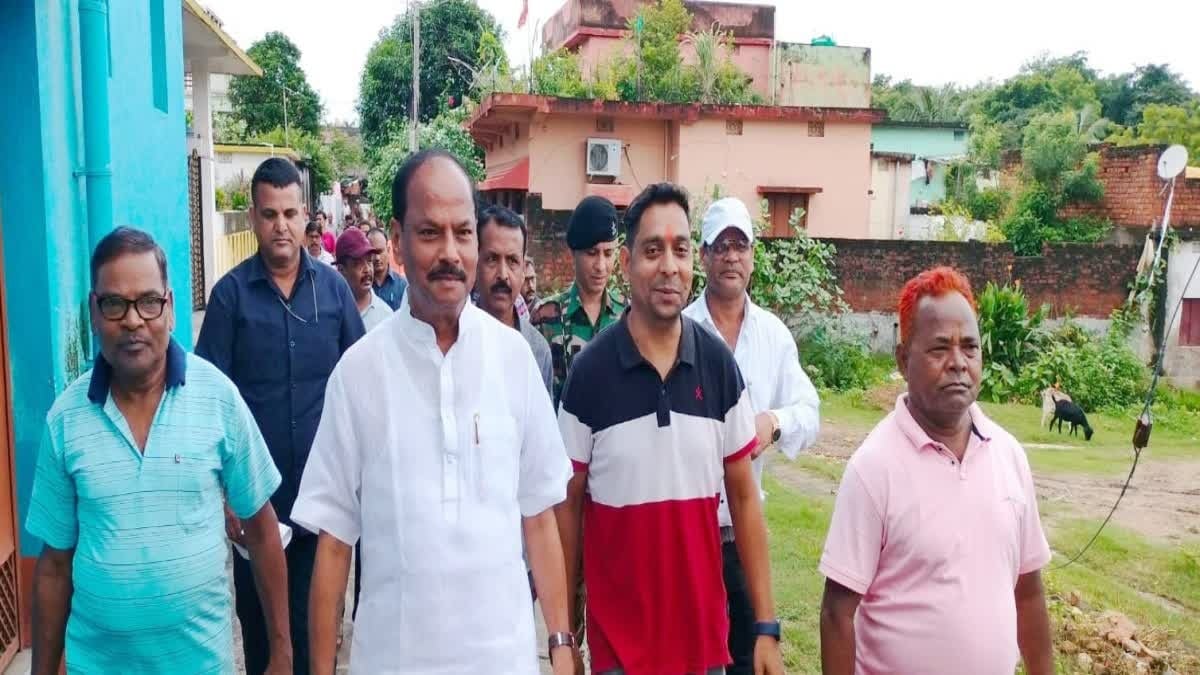 पूर्व सीएम रघुवर दास ने डेंगू प्रभावित क्षेत्र का किया दौरा, बढ़ते मामलों को लेकर हेमंत सरकार पर साधा निशाना