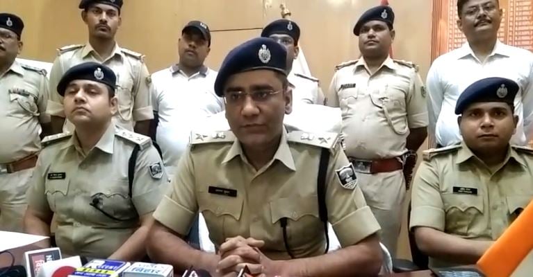 झारखंड से बिहार हो रही थी शराब तस्करी, तीन तस्कर गिरफ्तार, हथियार सहित कई मोबाइल भी बरामद