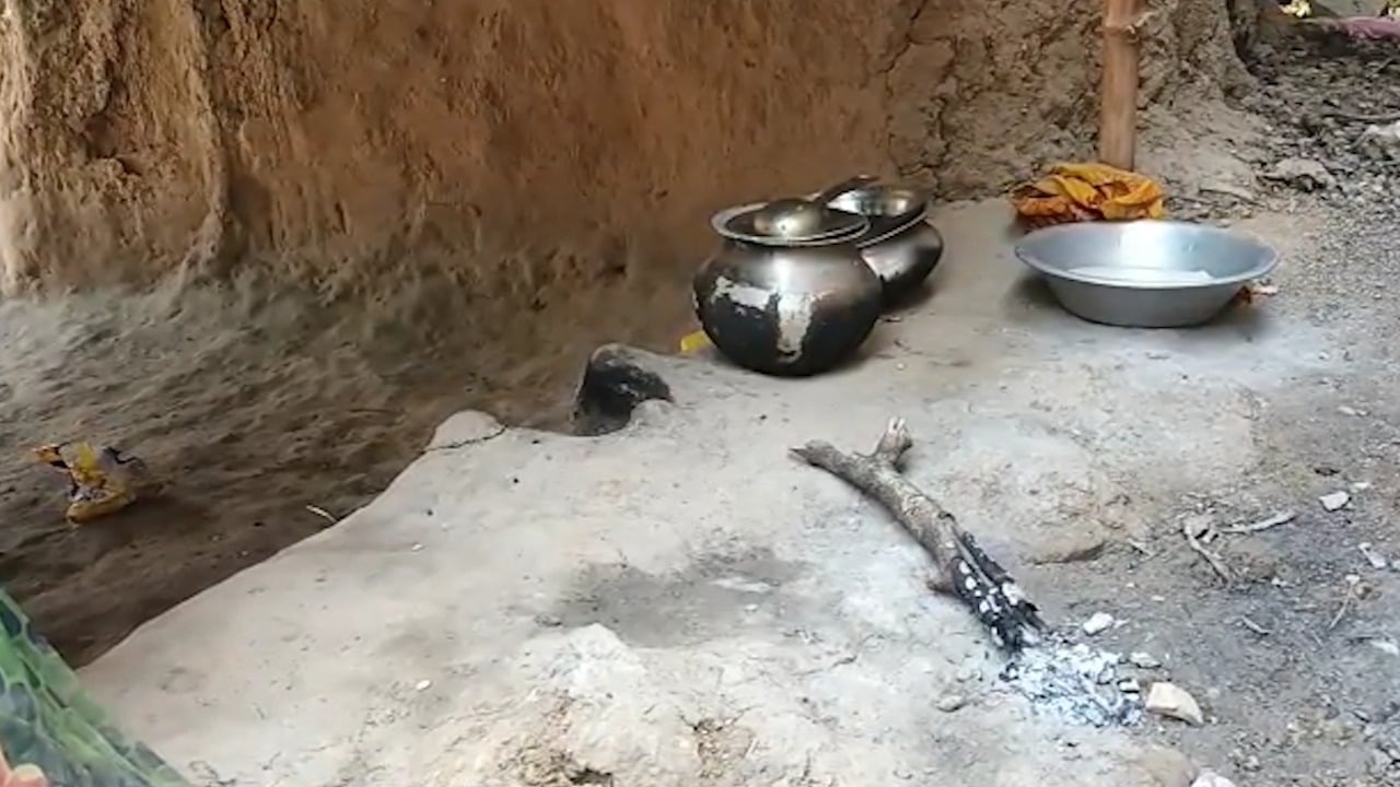 मुसहर टोला के किसी परिवार को आज तक नहीं मिला उज्जवला योजना का लाभ , लकड़ी पर बनाते हैं खाना