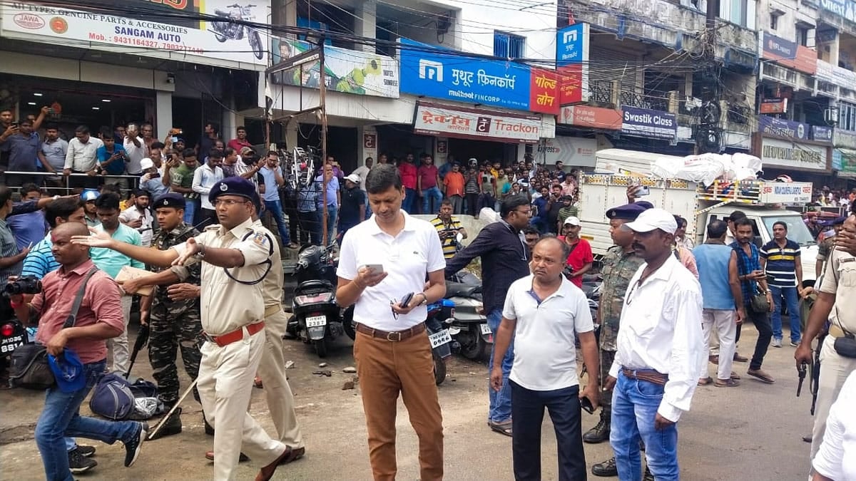 धनबाद के मुथूट फाइनेंस में डाका डालने आए बदमाशों ने दुकान से लूटे गहने, बंगाल और कांड्रा से दो धराये