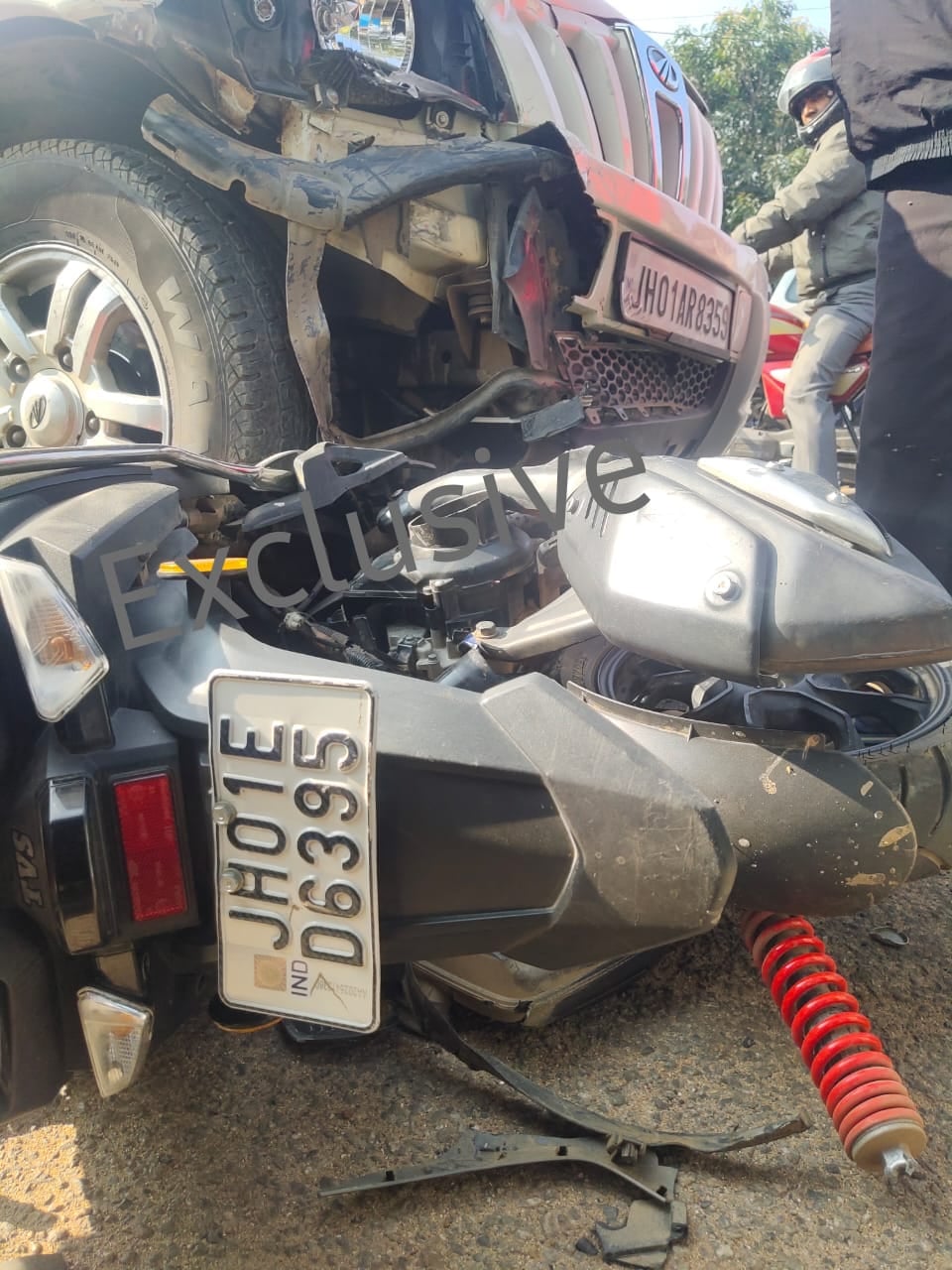 स्कॉरपियो और स्कूटी में जोरदार टक्कर, एक की मौत, दो घायल