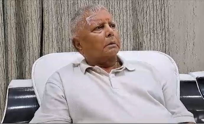 बाबा दरबार में भी बीजेपी पर तंज कसने से लालू नहीं आये बाज, जानें बाबा से क्या मांगा आशीर्वाद