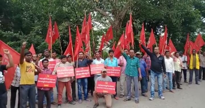 बोकारो स्टील प्रबंधन ने 65 ठेका मज़दूरों को दिखाया बाहर का रास्ता, मज़दूर उतरे सडक पर