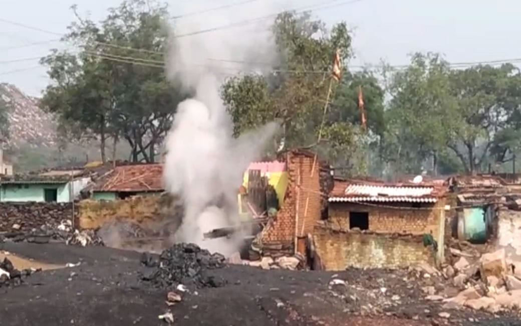 कोयलांचल में भू धसान: कतरास में छह घर जमीन में समाए तो भौरा में दो टुकड़ों में बंटी सड़क, लोगों में दहशत
