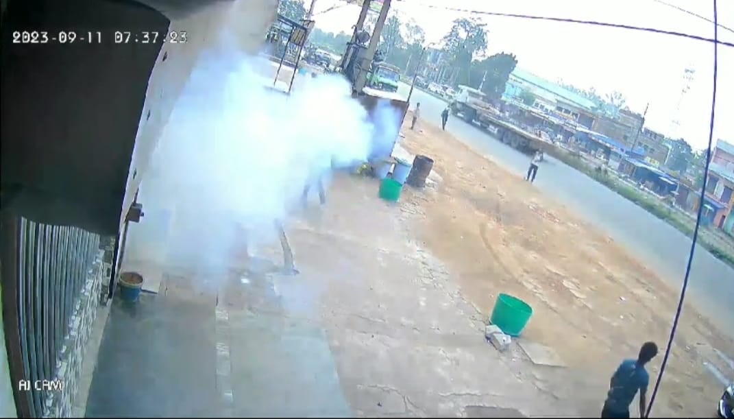 सकते में DHANBAD! गोविंदपुर के खालसा  होटल में देखिये कैसे की गई फायरिंग