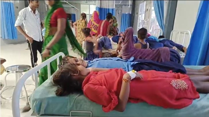 बिहार : मिड डे मील में छिपकिली! भोजन करने से 50 से अधिक बच्चे बीमार