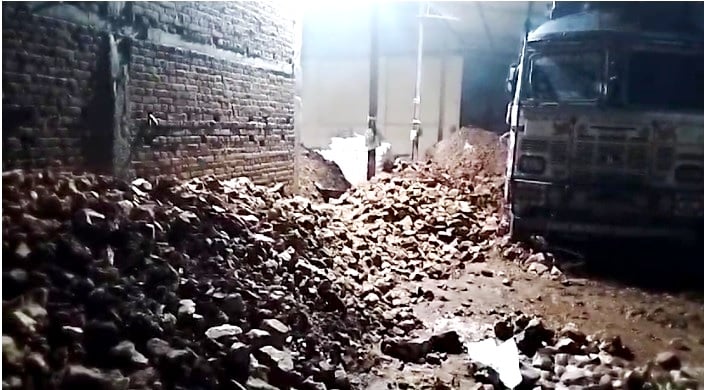 गिरिडीह में सीमेंट फैक्ट्री पर छापा, अवैध पत्थर लदा चार ट्रैक्टर जब्त, जानें किसके निर्देश पर हुई कार्रवाई