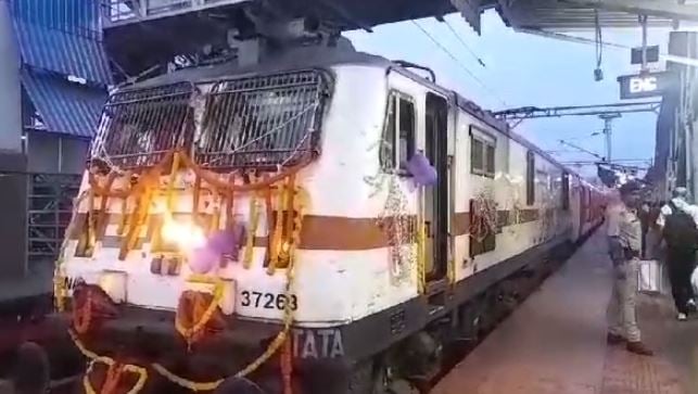 150 साल में पहली बार रांची से गिरिडीह ट्रेन का परिचालन शुरू, ट्रेन में लगे विस्टाडोम कोच से कर सकेंगे सौन्दर्य नजारों का दीदार