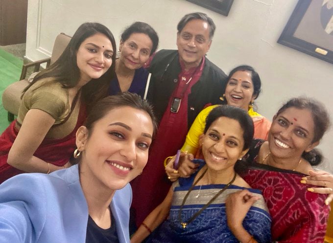 कांग्रेस नेता शशि थरूर ने महिला सांसदों के साथ खिंचाई फ़ोटो,  लोगों ने कमेन्ट में लिए मजे