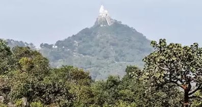 पारसनाथ पहाड़ में पुलिस ने चलाया सर्च ऑपरेशन, नक्सलियों द्वारा छिपाए गए विस्फोटक मिलने की आशंका !