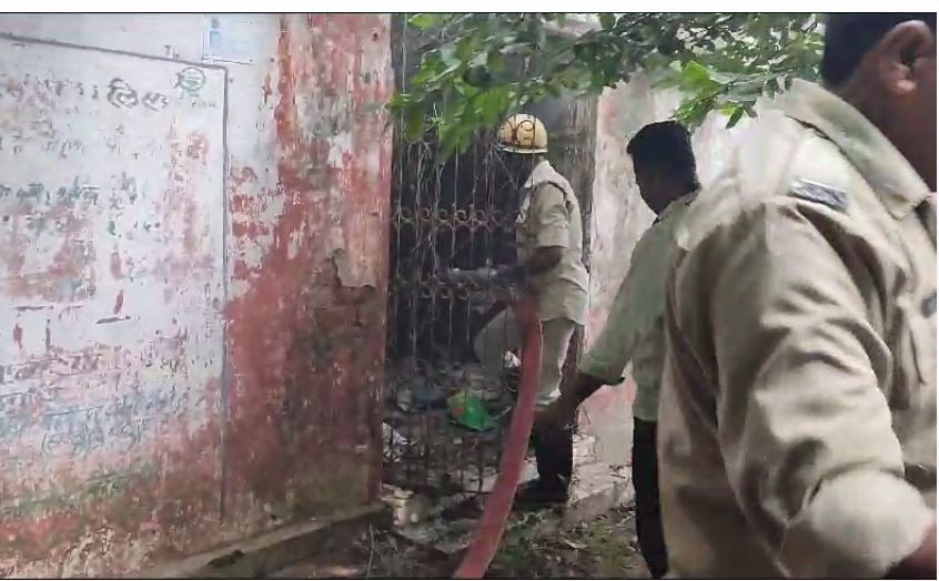 दुमका: सदर अस्पताल परिसर स्थित सिविल सर्जन के पुराने कार्यालय में लगी आग, कई फाइलें और फर्नीचर जलकर राख