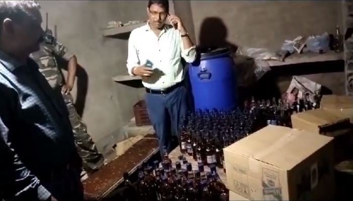 सिदगोड़ा में उत्पाद विभाग की टीम ने एक मिनी अंग्रेजी शराब फैक्ट्री का किया भंडाफोड़, नकली शराब समेत अन्य शराब बरामद
