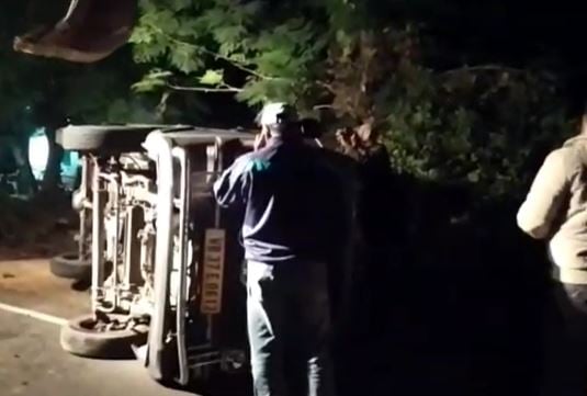 शिकारीपाड़ा में पिकअप वैन से नक्सलियों तक पहुंचाया जा रहा था तबाही का सामान !